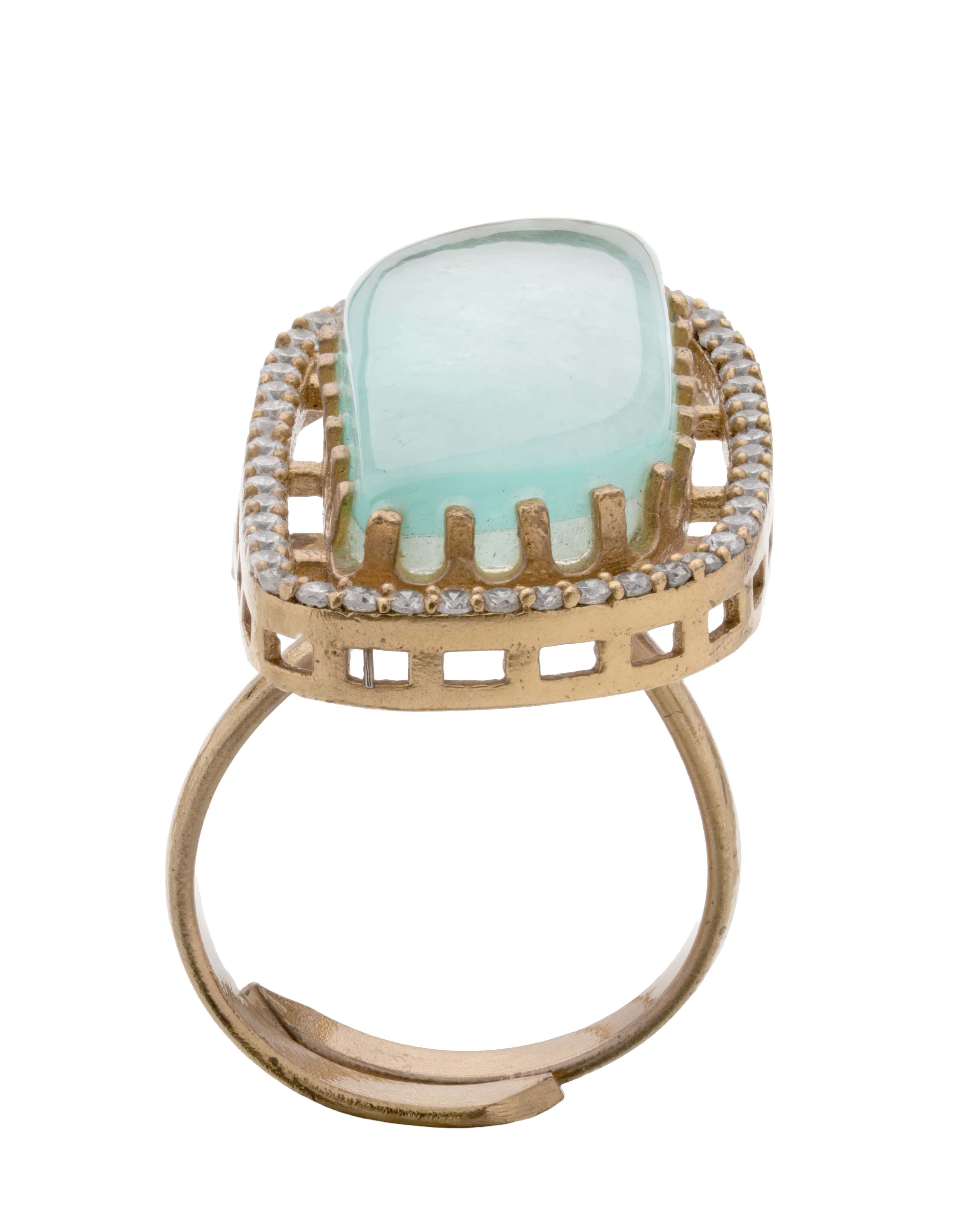 Regal Radiance: Emerald Majesty Gold Ring