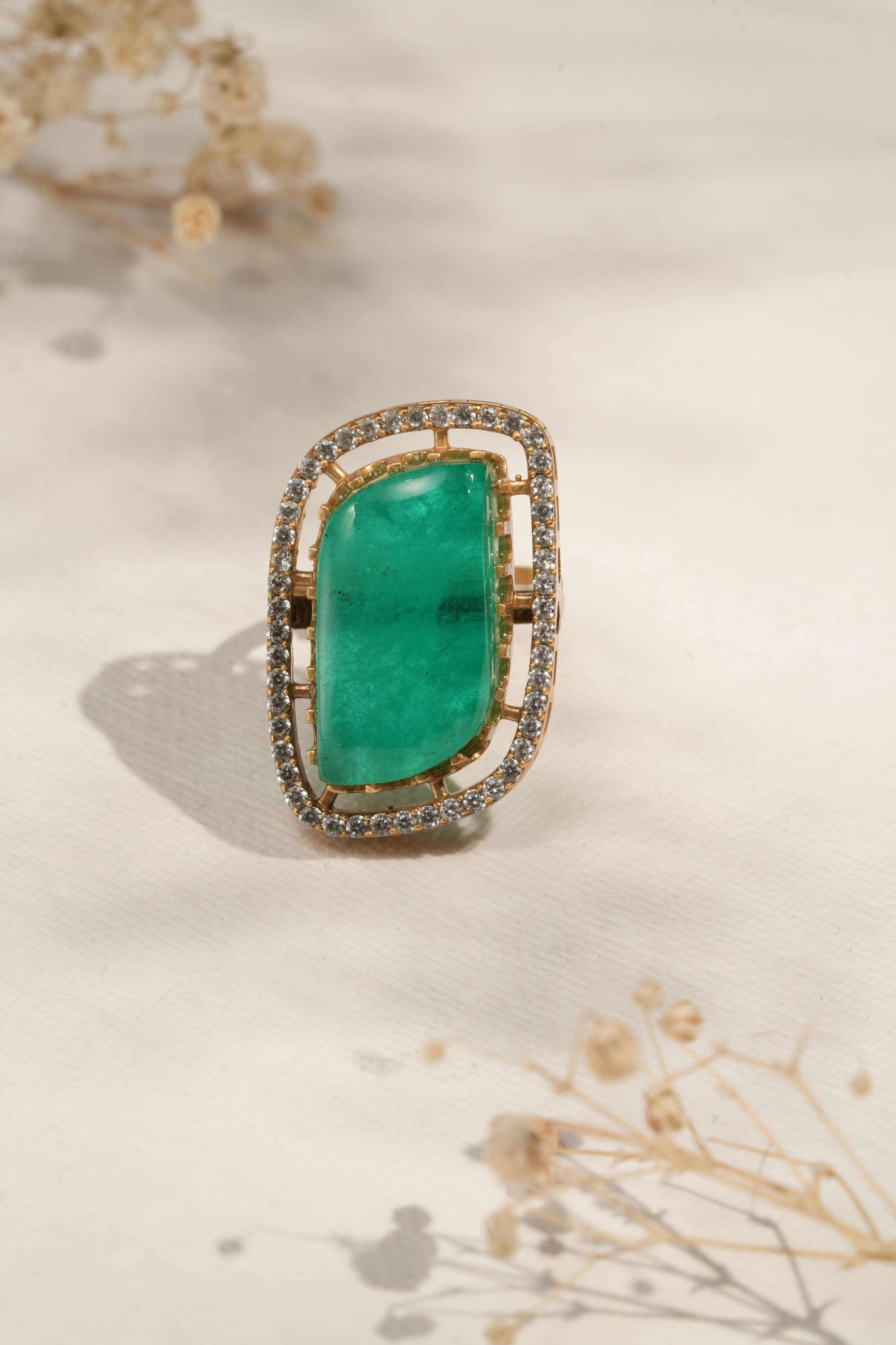Mataari Ring Regal Radiance: Emerald Majesty Gold Ring