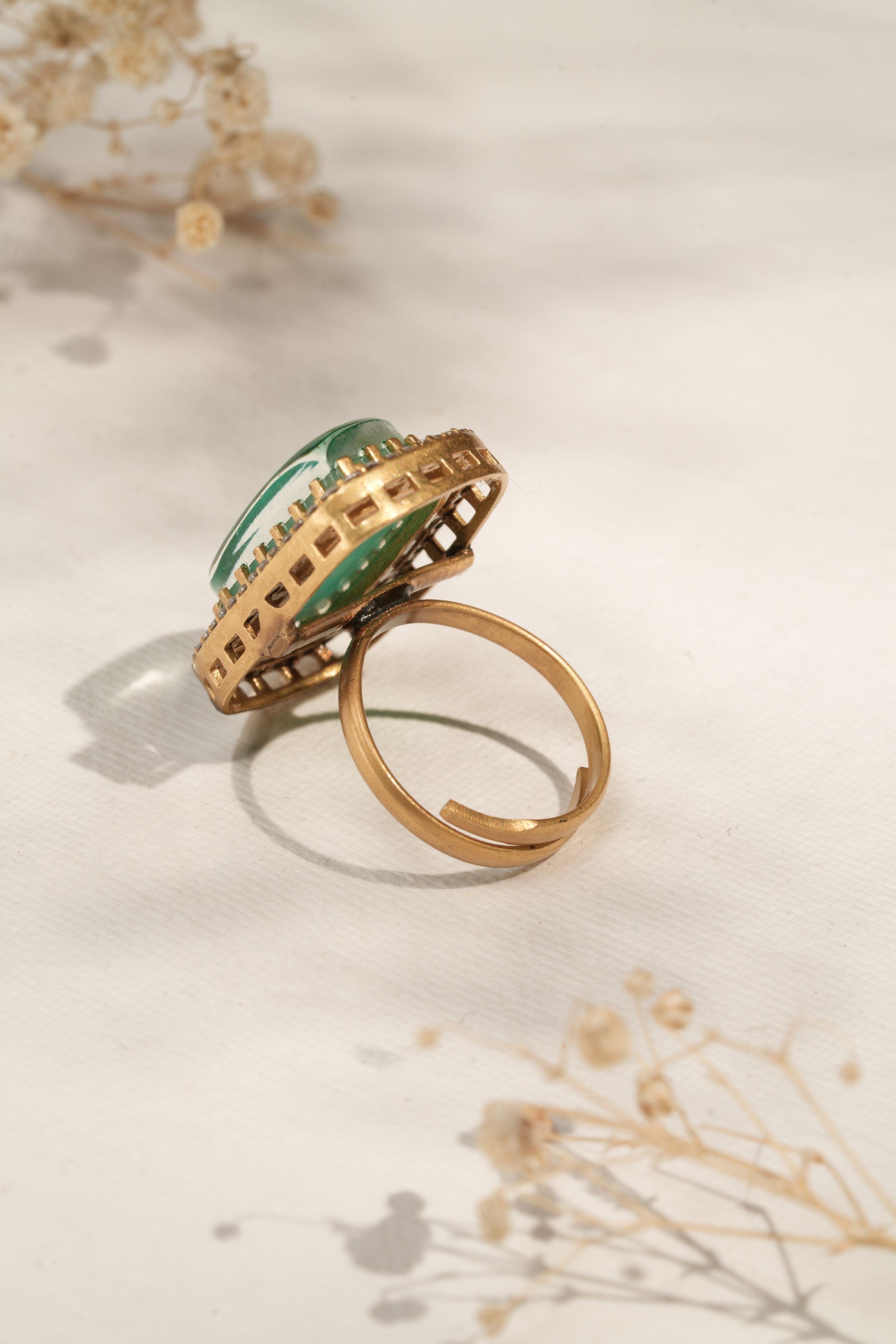 Mataari Ring Regal Radiance: Emerald Majesty Gold Ring